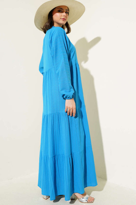 Halflange jurk met knopen en plooien in blauw