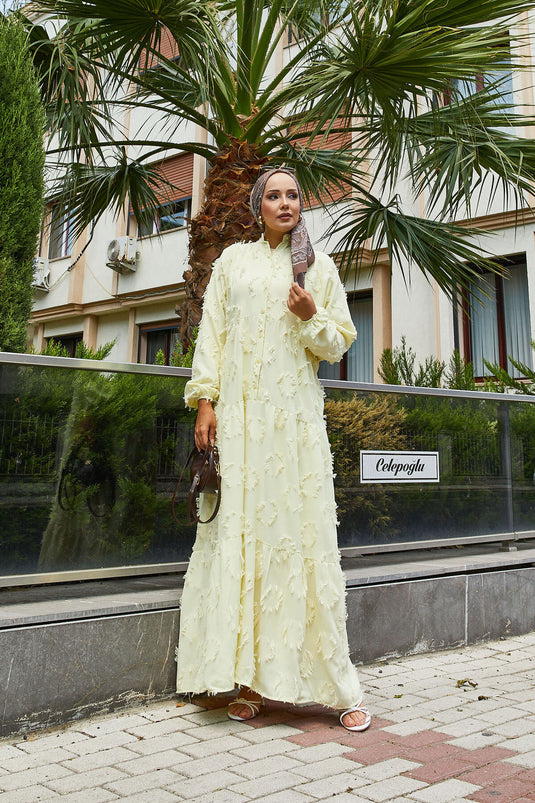Robe hijab jaune à demi-boutonnage et détails à pompons
