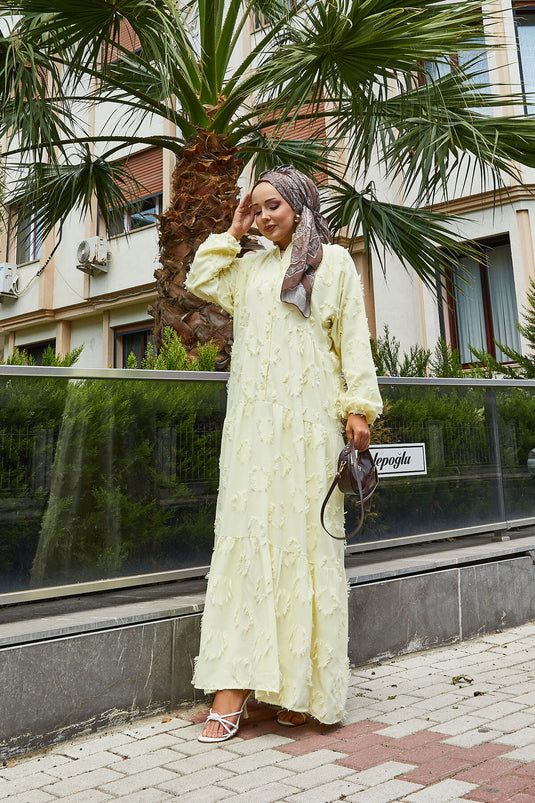 Robe hijab jaune à demi-boutonnage et détails à pompons
