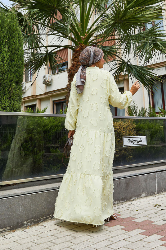 Robe hijab jaune à demi-boutonnage et détails à pompons