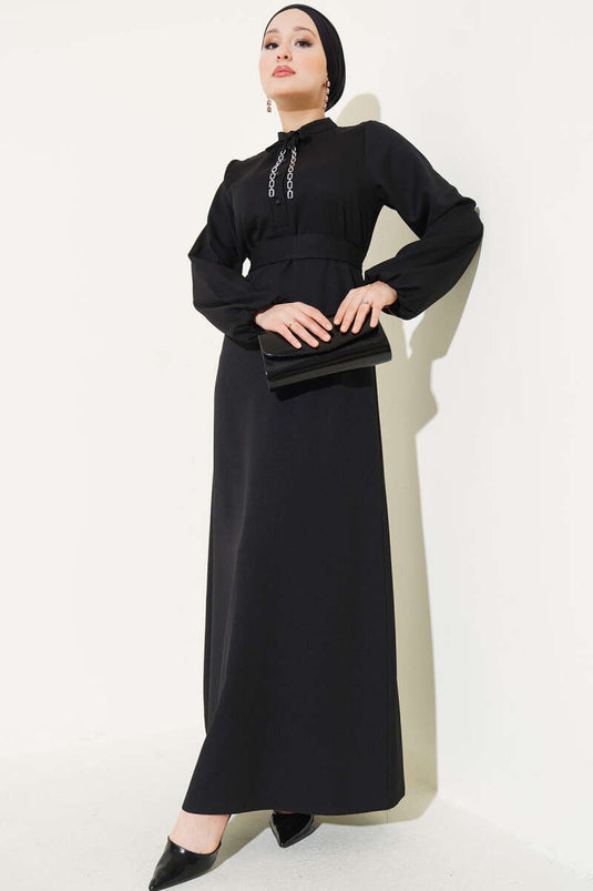 Abito Nero con Collo a Mezzo Bottone e Corda