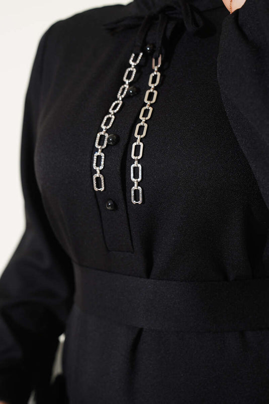 Abito Nero con Collo a Mezzo Bottone e Corda