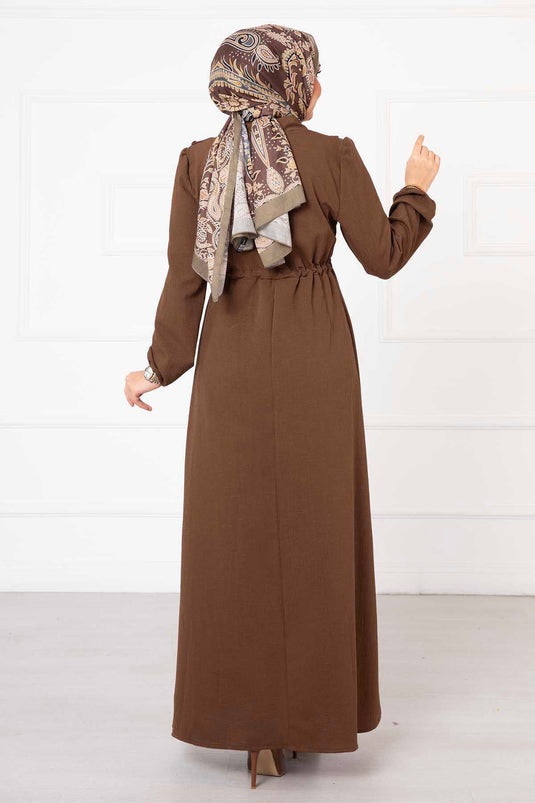 Abito modesto con volant e mezza cerniera, marrone