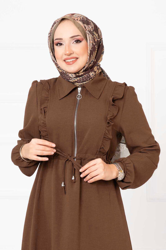 Abito modesto con volant e mezza cerniera, marrone