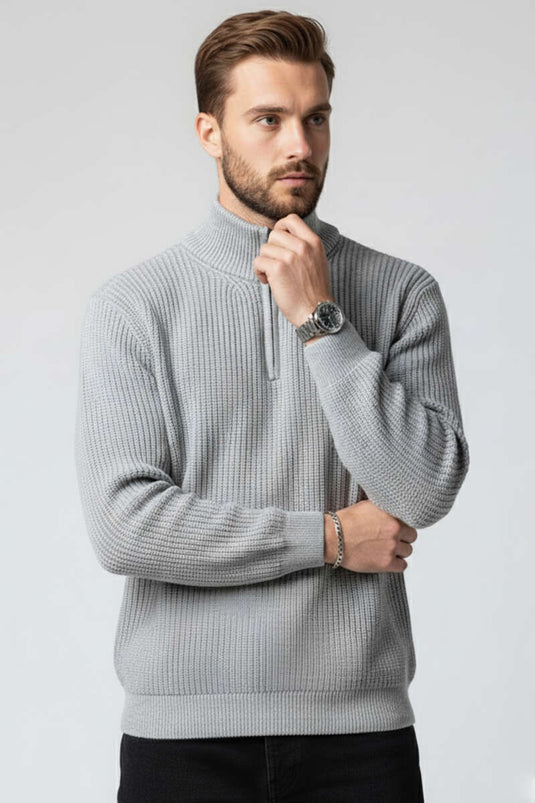 كنزة صوفية رمادية بياقة عالية وسحاب نصفي