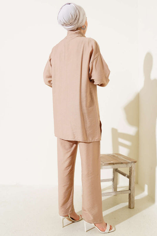 Zweiteiliger Anzug mit halbem Reißverschluss vorne und Leopardenmuster in Latte