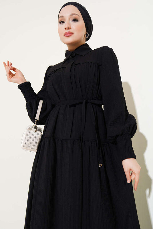 فستان أسود من الدانتيل وأزرار مخفية جزئيًا