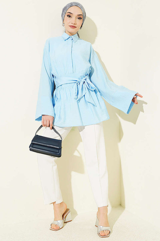 Chemise bleue à demi boutonnée avec ceinture