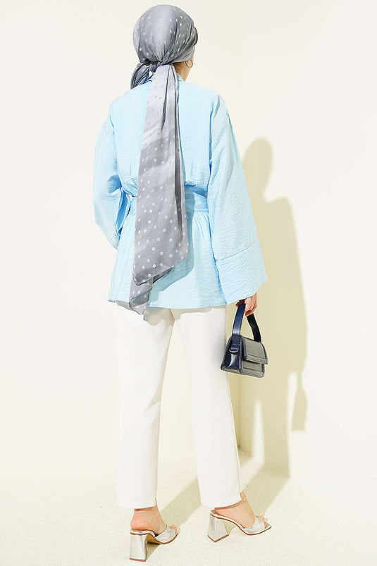 Chemise bleue à demi boutonnée avec ceinture