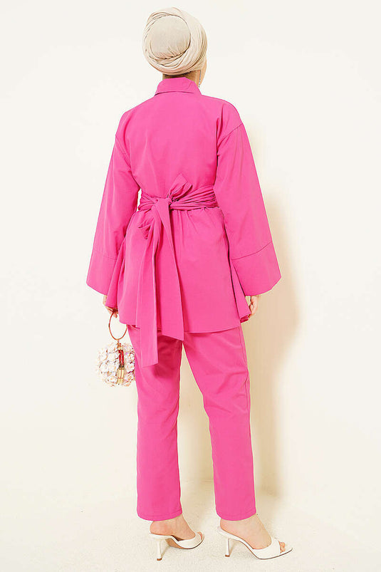 Ensemble deux pièces fuchsia avec ceinture et boutons dissimulés demi-fermés