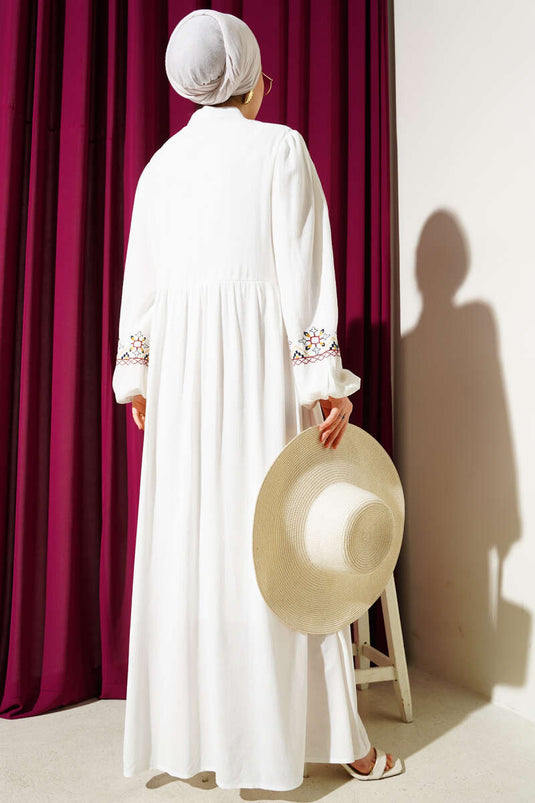 Kleid mit halb verdeckter Knopfstickerei, weiß