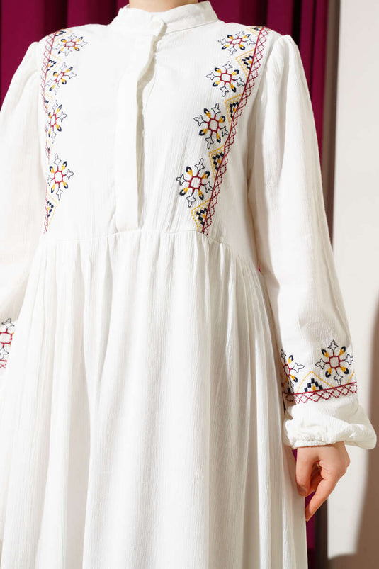 Kleid mit halb verdeckter Knopfstickerei, weiß
