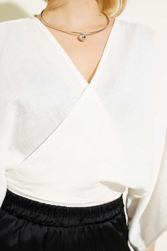 بلوزة نصف كم مربوطة باللون البيج