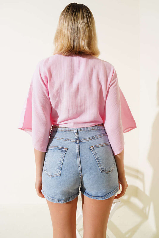 بلوزة وردية اللون بنصف كم برباط