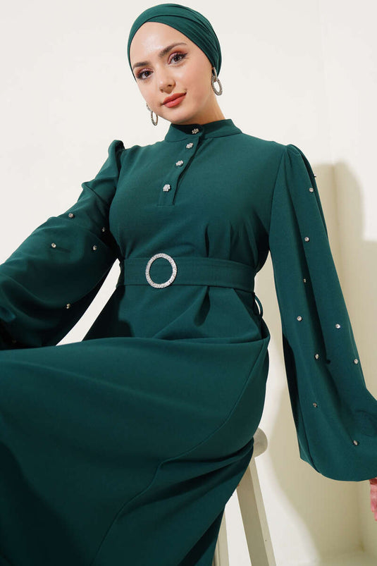 فستان بأزرار نصف حجرية زمردي