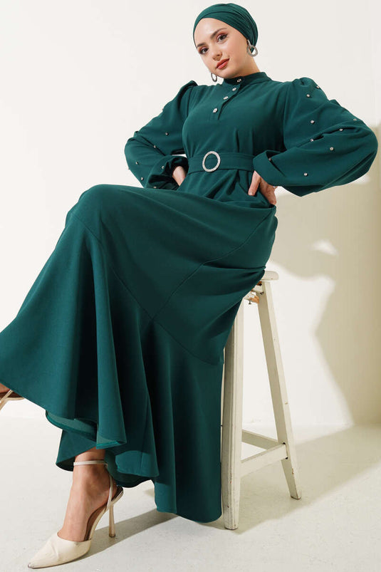 فستان بأزرار نصف حجرية زمردي