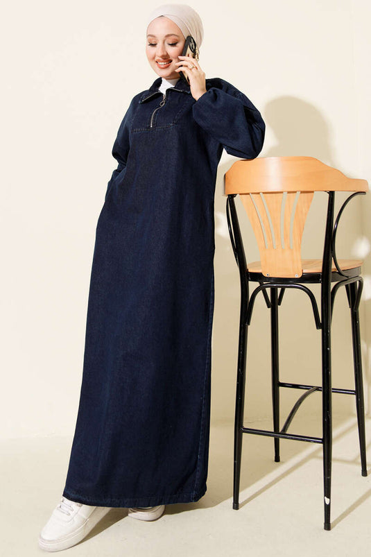 Robe en jean bleu marine à col montant zippé et poches