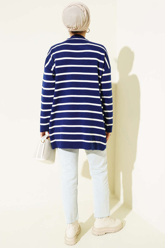 تونيك صوفي أساسي بتفصيل خطوط أفقية باللون الأزرق الداكن