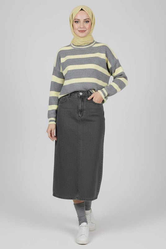 كنزة قصيرة محبوكة بتفاصيل مخططة أفقية، باللونين الرمادي والأصفر.