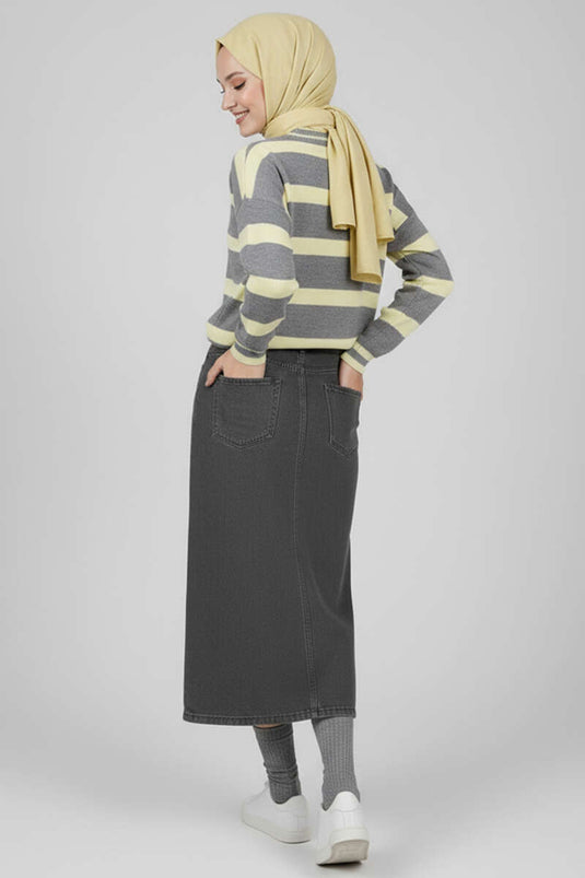 كنزة قصيرة محبوكة بتفاصيل مخططة أفقية، باللونين الرمادي والأصفر.