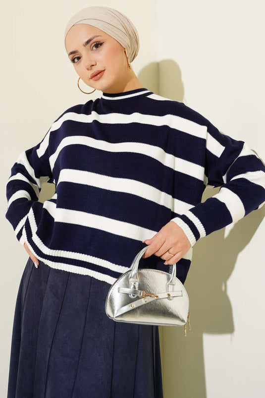 سترة قصيرة محبوكة بتفاصيل خطوط أفقية باللون الأزرق الداكن