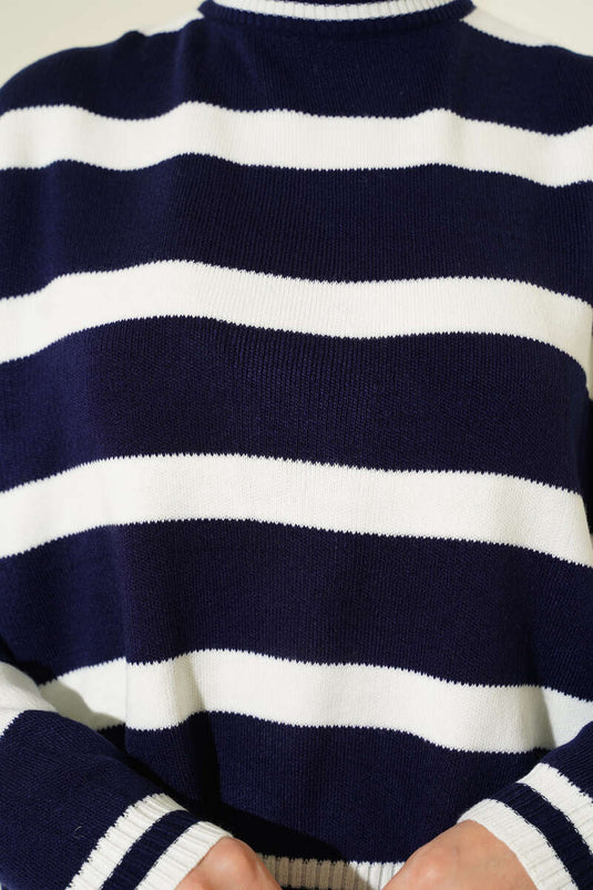 سترة قصيرة محبوكة بتفاصيل خطوط أفقية باللون الأزرق الداكن