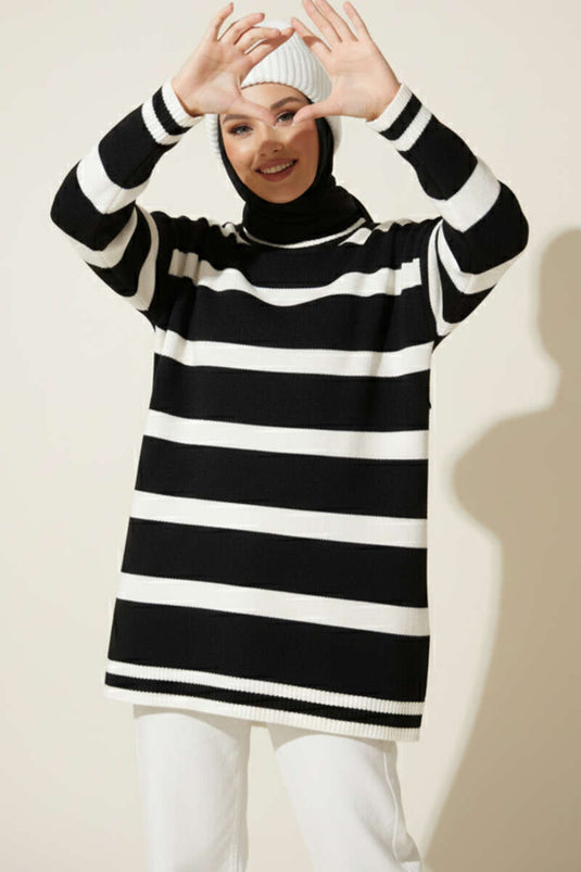 سترة سوداء محبوكة بتفاصيل خطوط أفقية