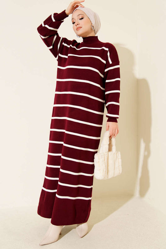 فستان محبوك بياقة عالية مخطط أفقياً، لون عنابي