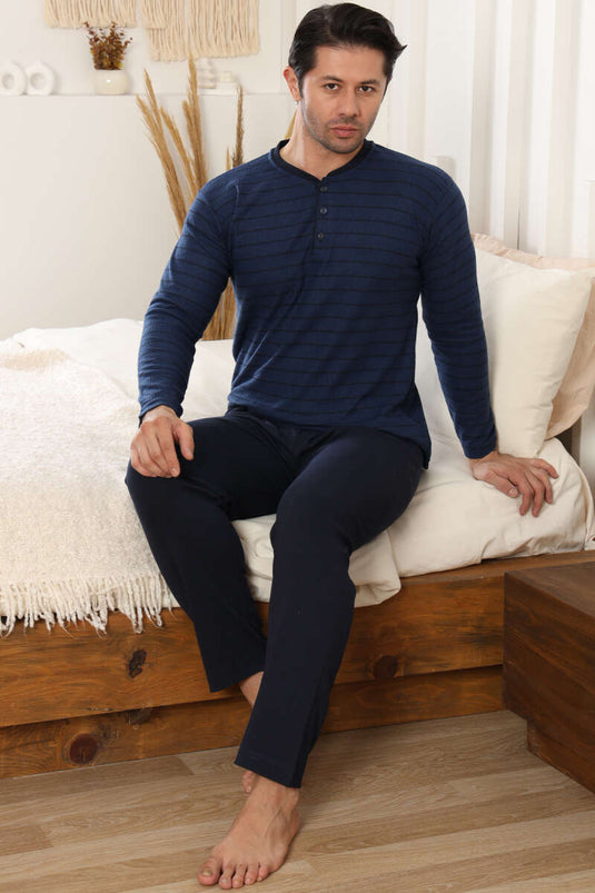 طقم بيجاما رجالي باللون الأزرق الداكن بخطوط أفقية وتفاصيل أزرار