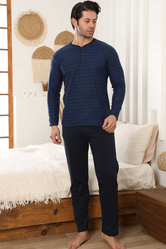 طقم بيجاما رجالي باللون الأزرق الداكن بخطوط أفقية وتفاصيل أزرار