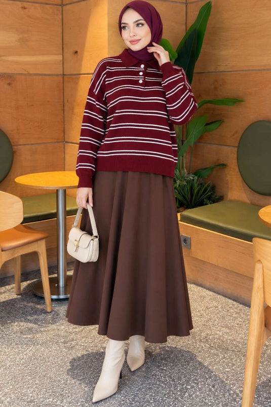 Gestreifter Knitted Pullover Mit Knöpfen In Pflaume