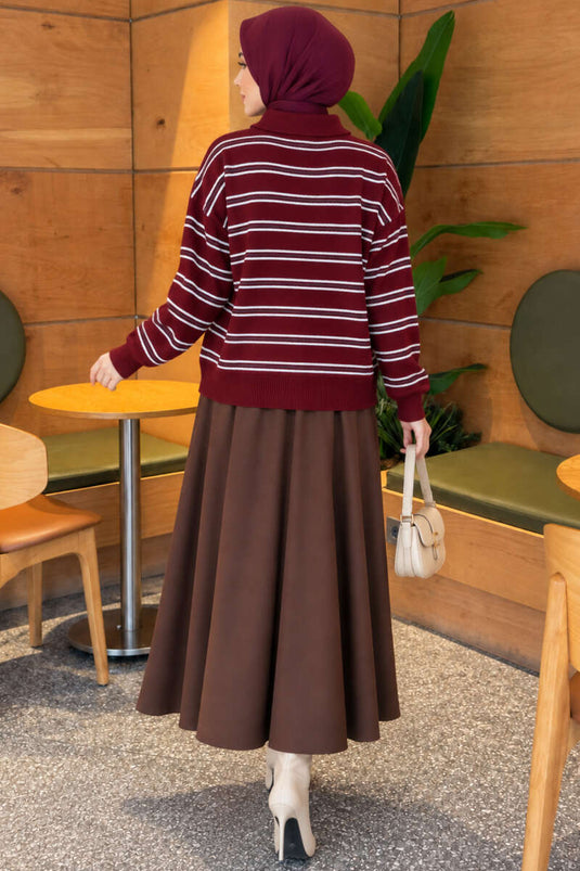 Gestreifter Knitted Pullover Mit Knöpfen In Pflaume