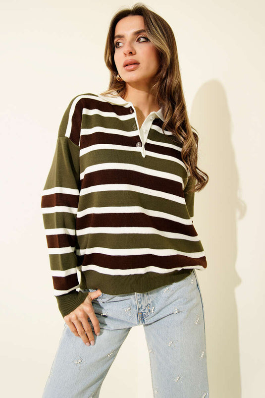 Khakifarbener Strickpullover mit horizontalen Streifen und Hemdkragen