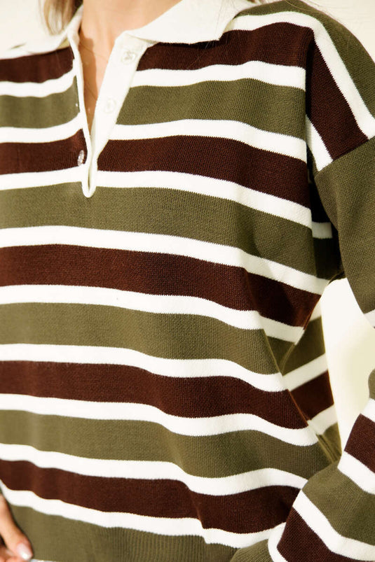 Khakifarbener Strickpullover mit horizontalen Streifen und Hemdkragen