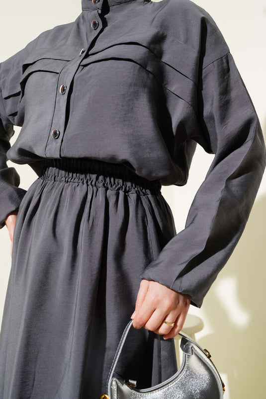 بدلة مكونة من قطعتين مع تنورة وتفاصيل طيات أفقية، لون دخاني