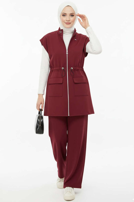 بدلة من قطعتين مع تفاصيل مطاطية عند الخصر وسترة، لون عنابي