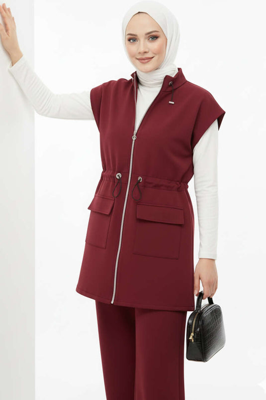 بدلة من قطعتين مع تفاصيل مطاطية عند الخصر وسترة، لون عنابي