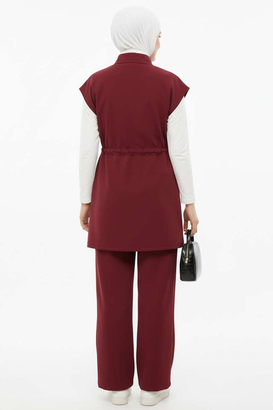 بدلة من قطعتين مع تفاصيل مطاطية عند الخصر وسترة، لون عنابي