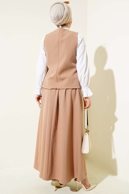 بدلة تنورة بتفاصيل أزرار وسترة بلون الجمل