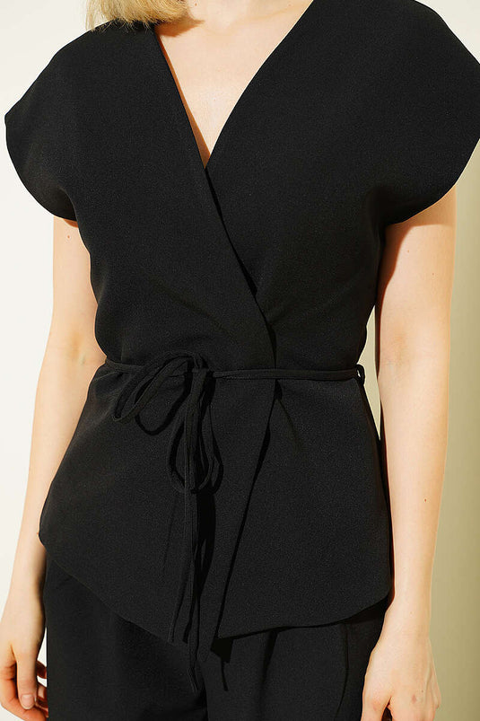 Ensemble Deux Pièces Noir avec Ceinture Cordon et Gilet