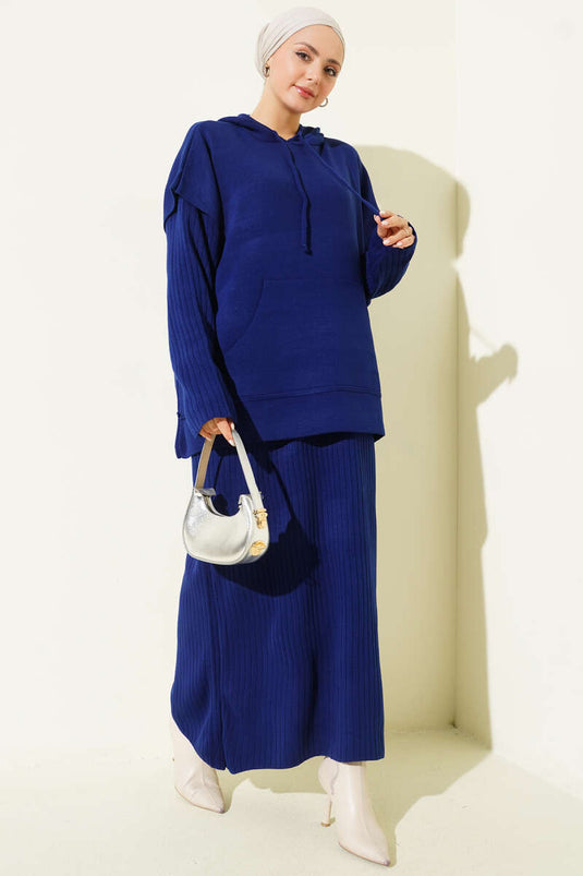 طقم ثنائي من فستان محبوك مع صديري باللون الأزرق الداكن