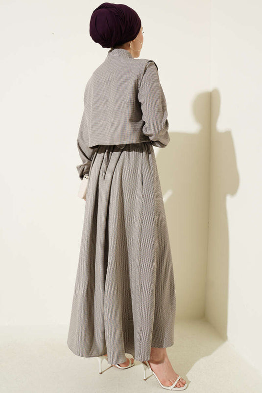 Robe lilas à carreaux avec ceinture et gilet