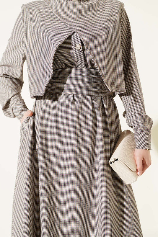Robe lilas à carreaux avec ceinture et gilet