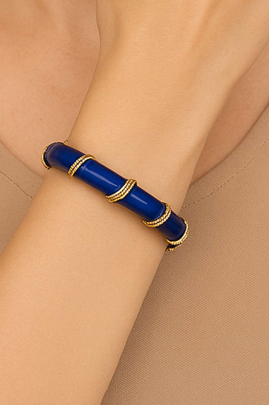 سوار على شكل ثعبان مزين بأحجار كريمة.