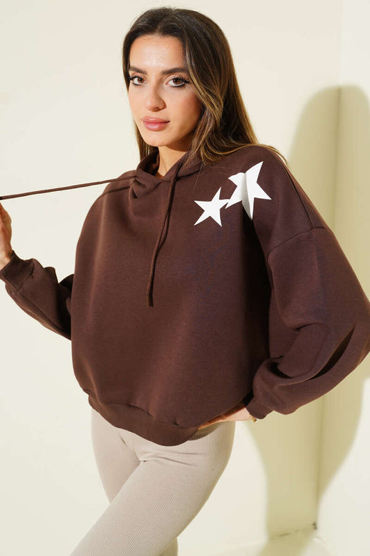 سويت شيرت صوف بغطاء رأس مطبوع عليه نجوم، بني