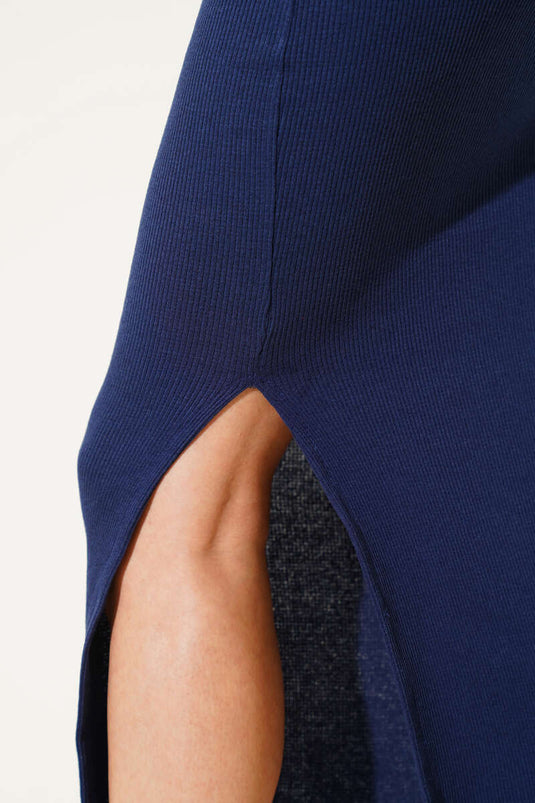 Ensemble jupe courte à bretelles fendues et détails bleu marine