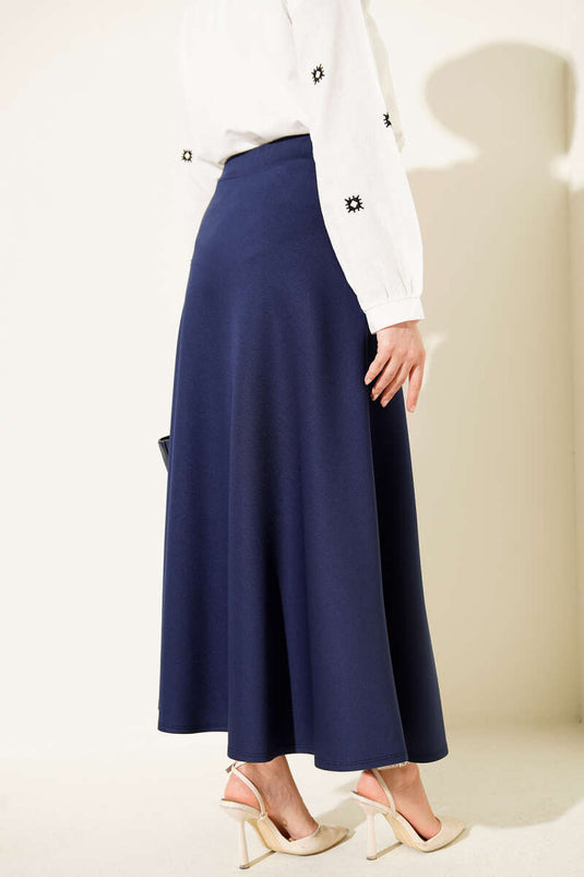 تنورة واسعة الخصر عالية الارتفاع باللون الأزرق الداكن