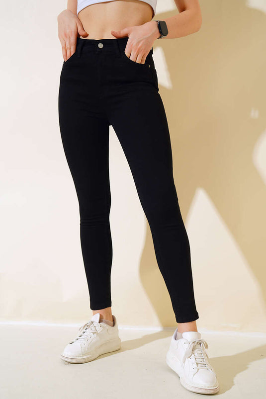 Röhrenjeans mit hoher Taille in Schwarz