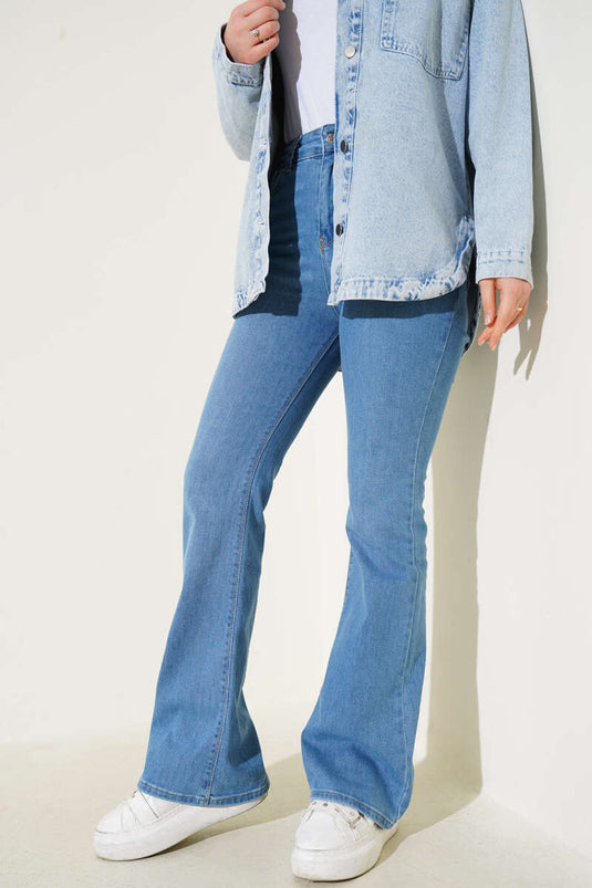 بنطلون عالي الخصر وواسع من الأسفل باللون الأزرق الفاتح