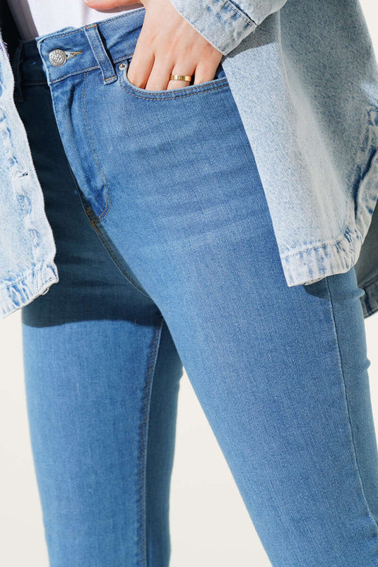 بنطلون عالي الخصر وواسع من الأسفل باللون الأزرق الفاتح